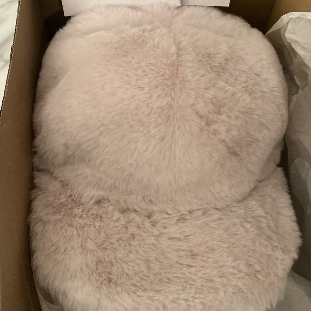 STELLA McCARTNEY IVORY FAUX FUR CAP, FEATURES CURVED PEAK, AN ADUSTIBLE STRAP - Picture 10 of 16
